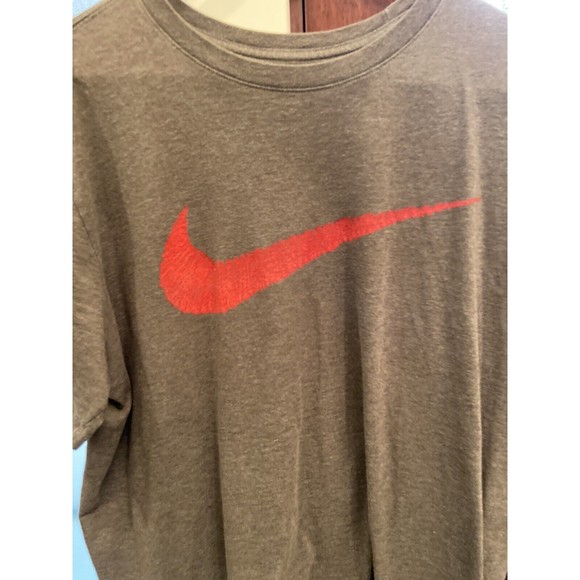 Nice High End NIKE Gray & Red Swoosh XL Men’s T-Shirt Mint - Picture 2 of 5